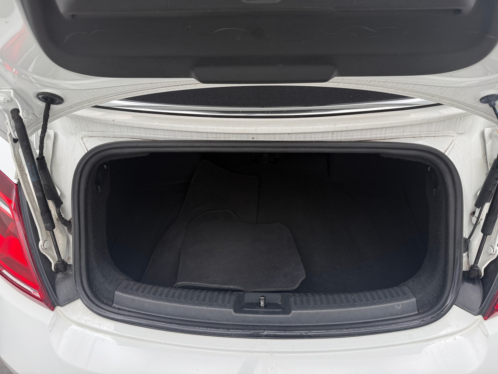 Thumbnail: 2018 Volkswagen Beetle - 7