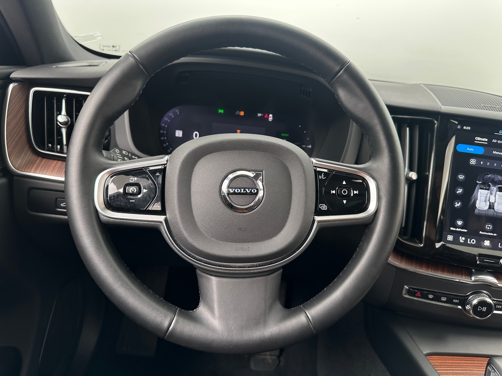 Thumbnail: 2025 Volvo XC60 - 4