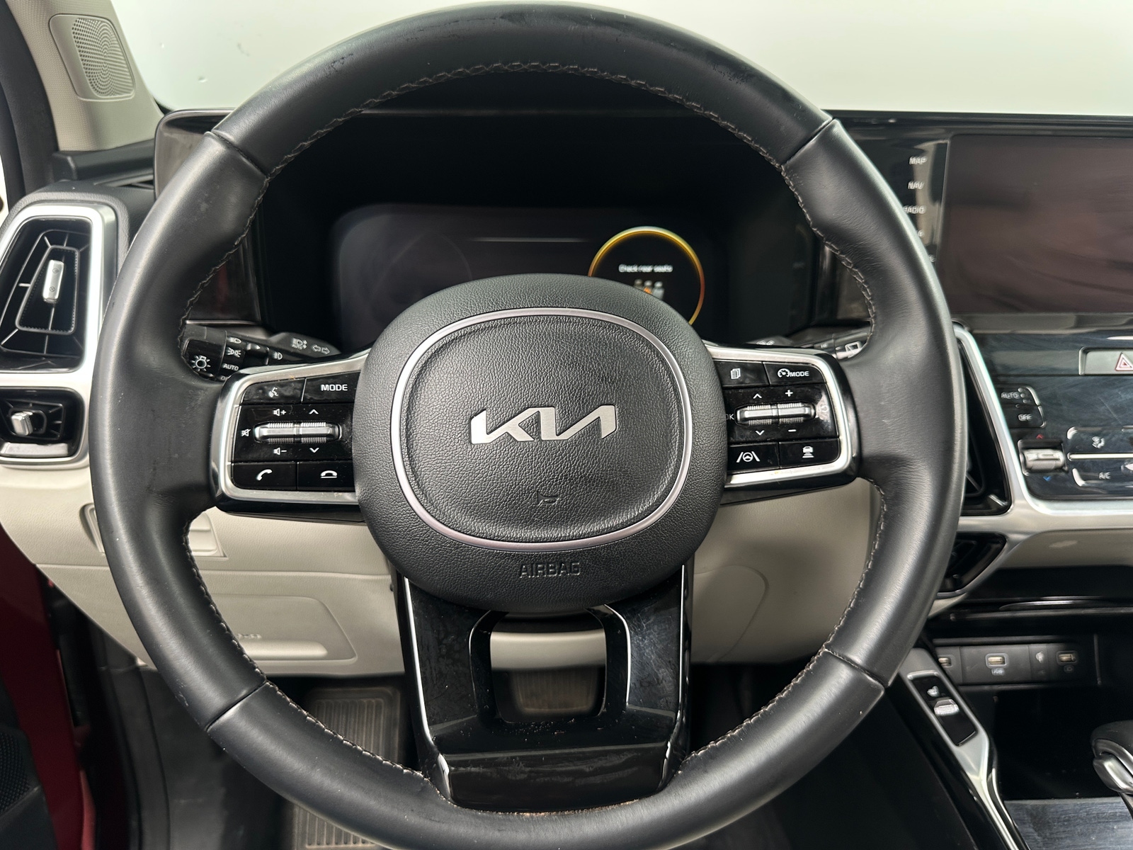 Thumbnail: 2023 Kia Sorento - 4