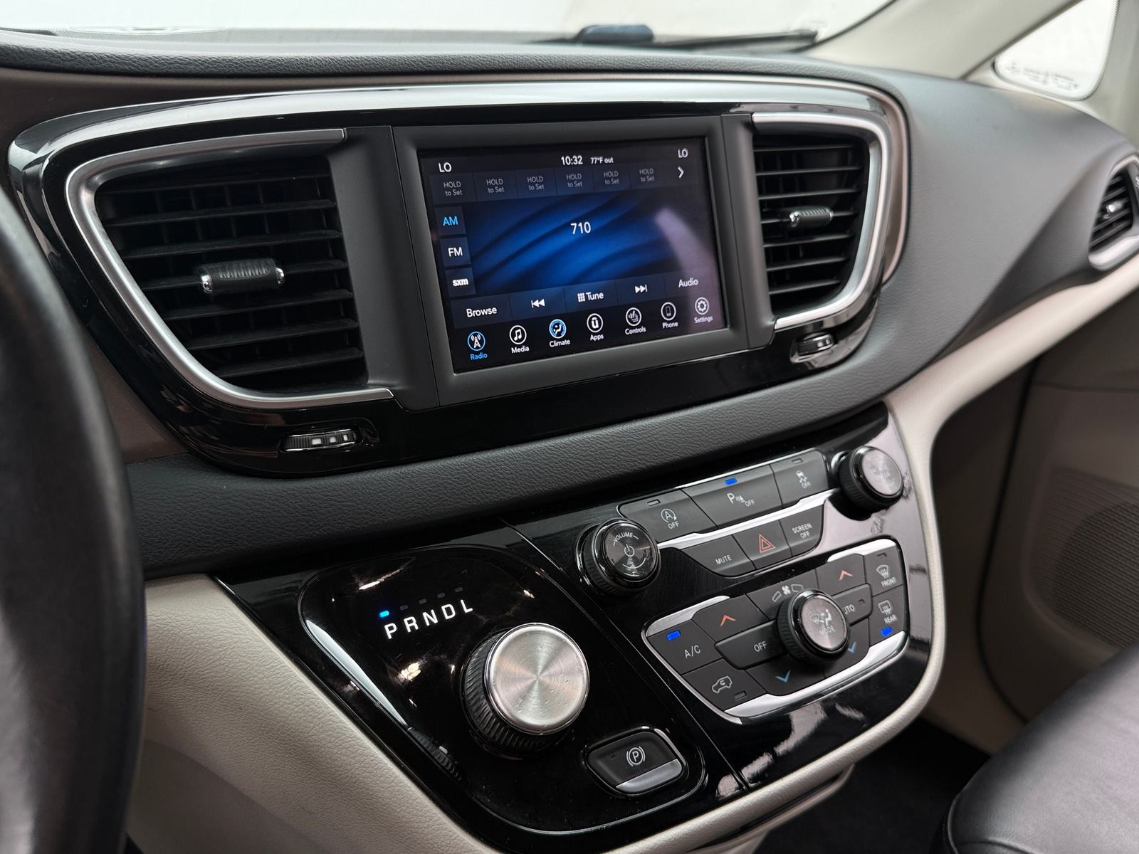 Thumbnail: 2018 Chrysler Pacifica - 3
