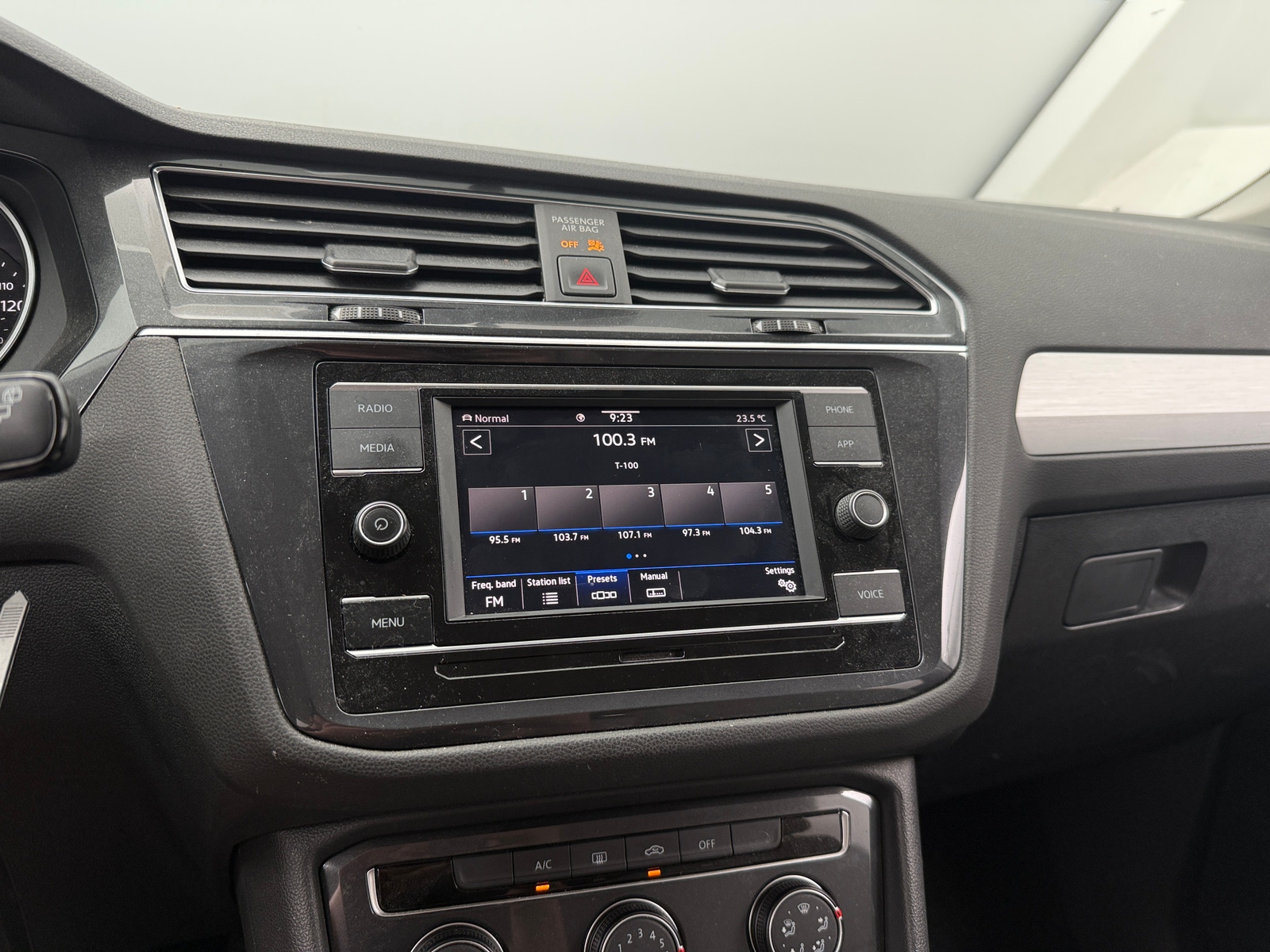 Thumbnail: 2021 Volkswagen Tiguan - 4