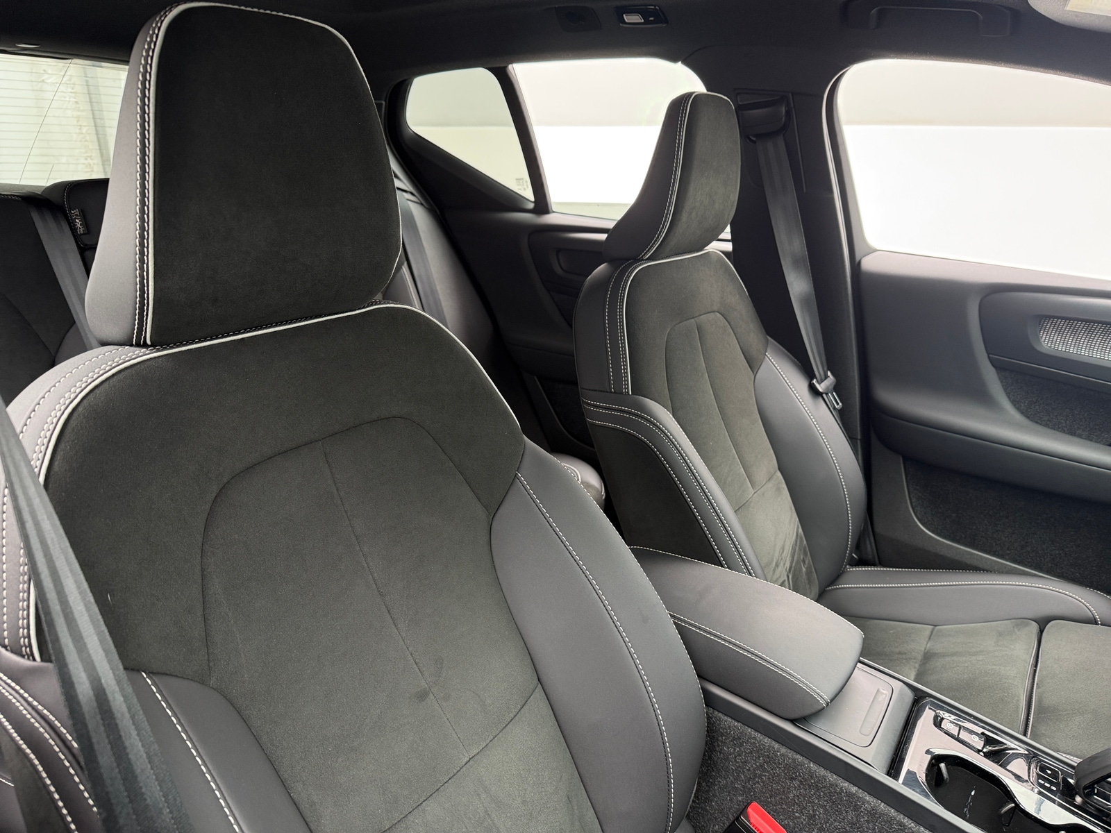Thumbnail: 2023 Volvo XC40 - 2