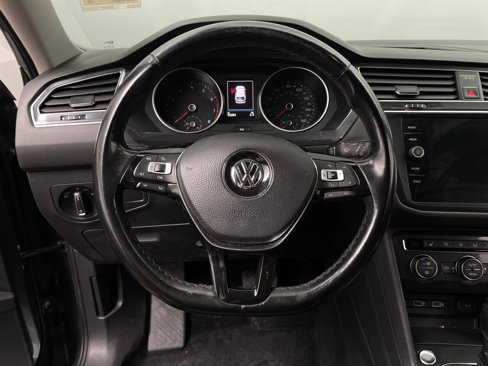 Thumbnail: 2018 Volkswagen Tiguan - 4