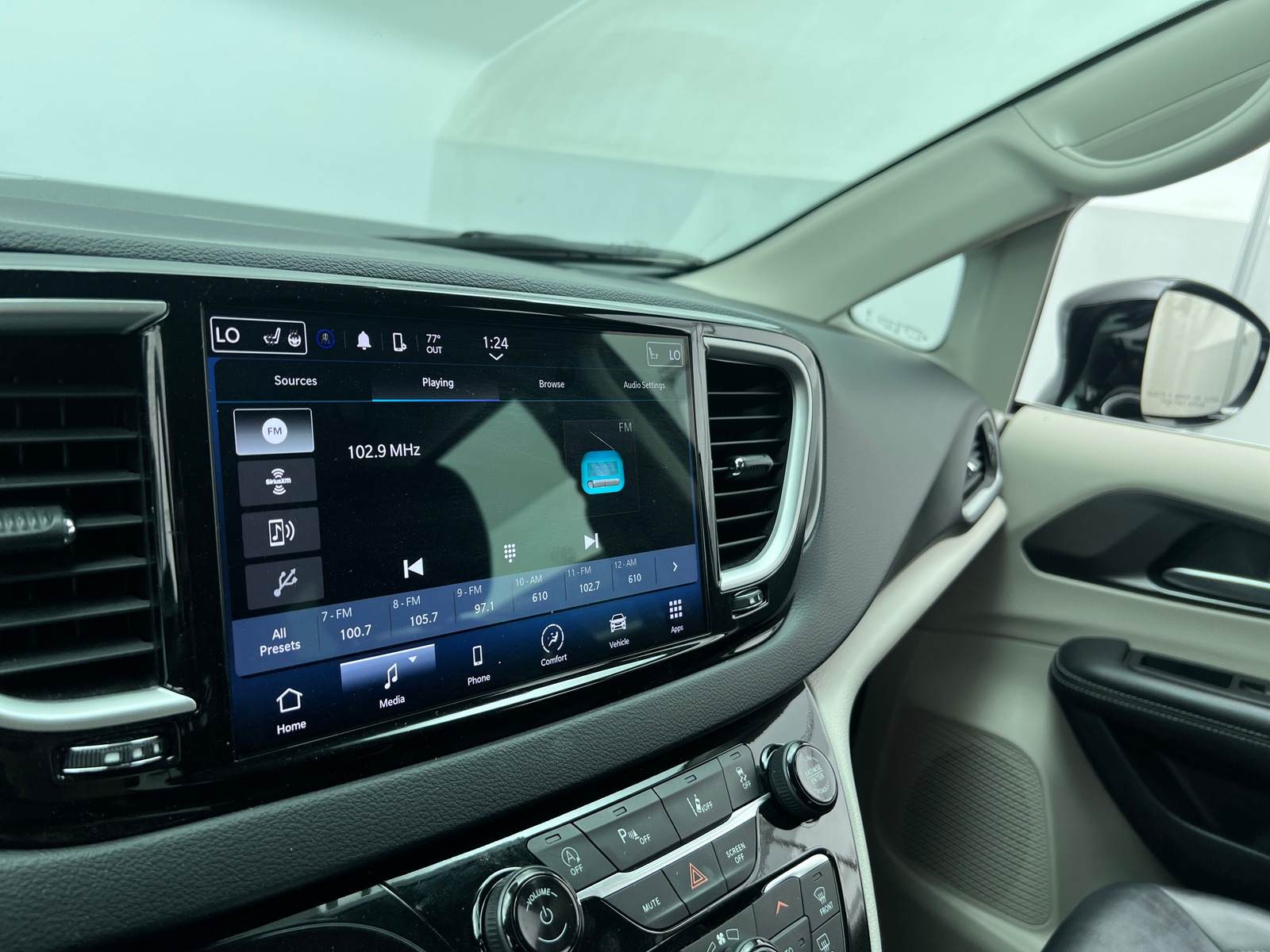 Thumbnail: 2024 Chrysler Pacifica - 3