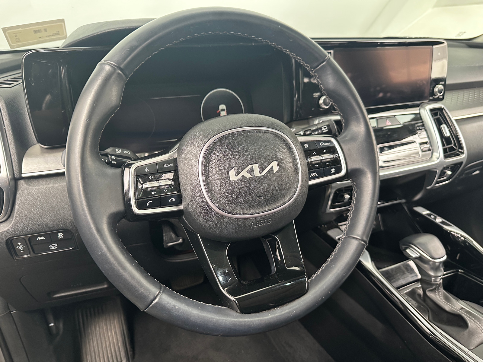 Thumbnail: 2023 Kia Sorento - 4