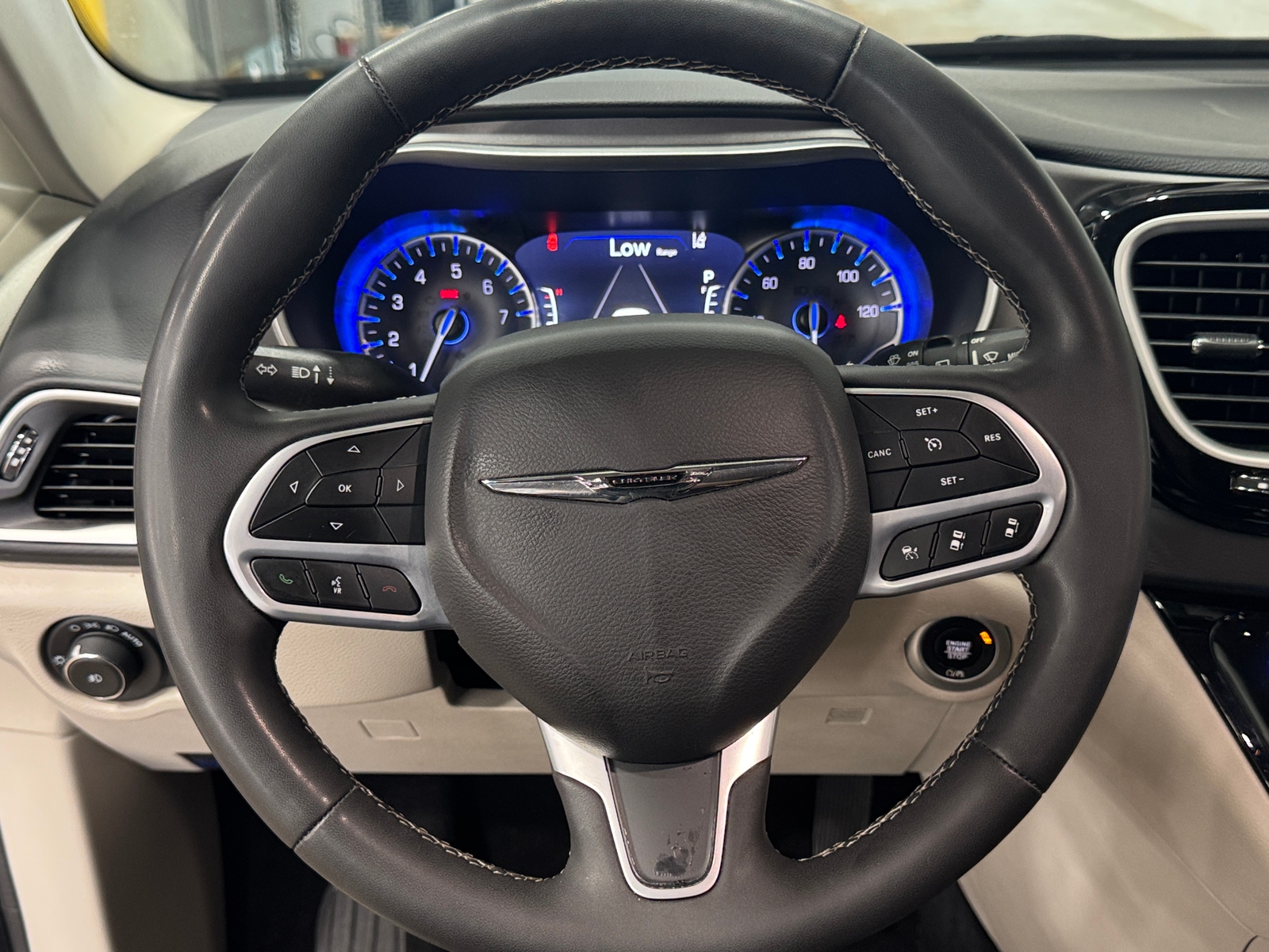 Thumbnail: 2023 Chrysler Pacifica - 4