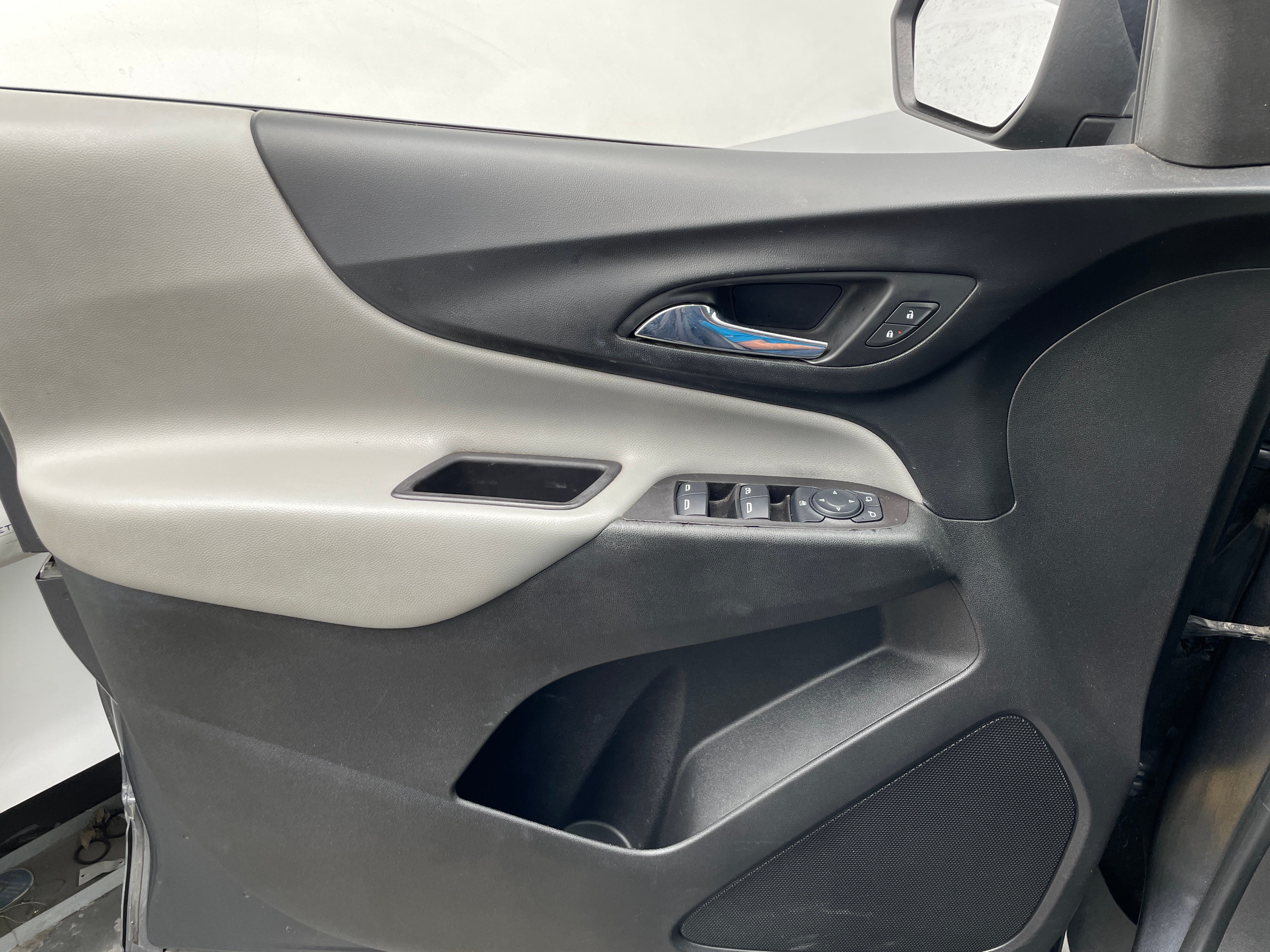 Used 2022 Chevrolet Equinox LT with VIN 2GNAXKEV9N6128579 for sale in Pewaukee, WI