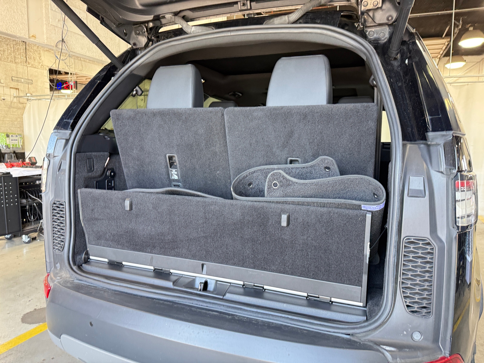 Thumbnail: 2019 Land Rover Discovery - 6