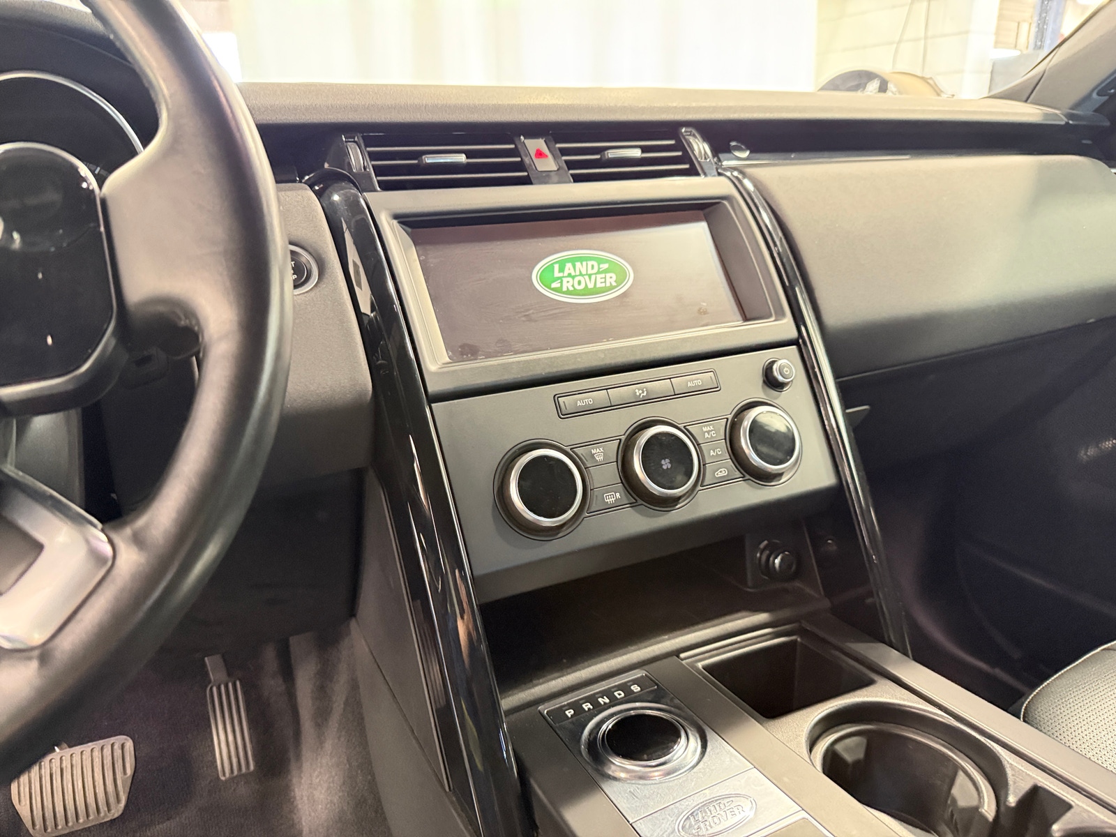 Thumbnail: 2019 Land Rover Discovery - 3