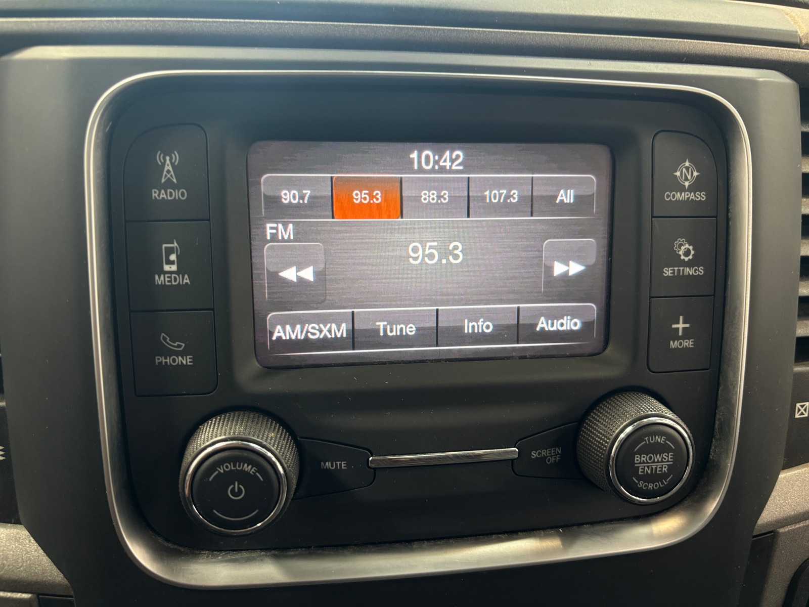 Thumbnail: 2021 RAM 1500 Classic - 4