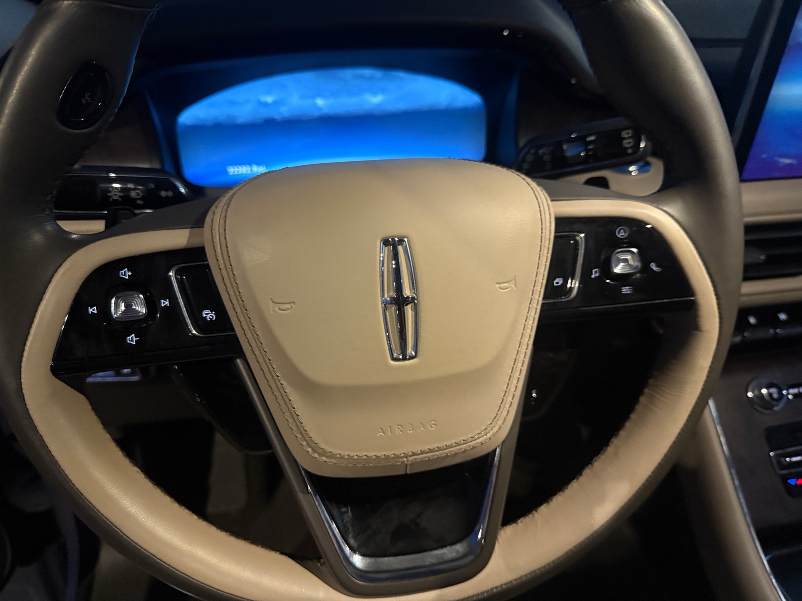 Thumbnail: 2022 Lincoln Aviator - 4