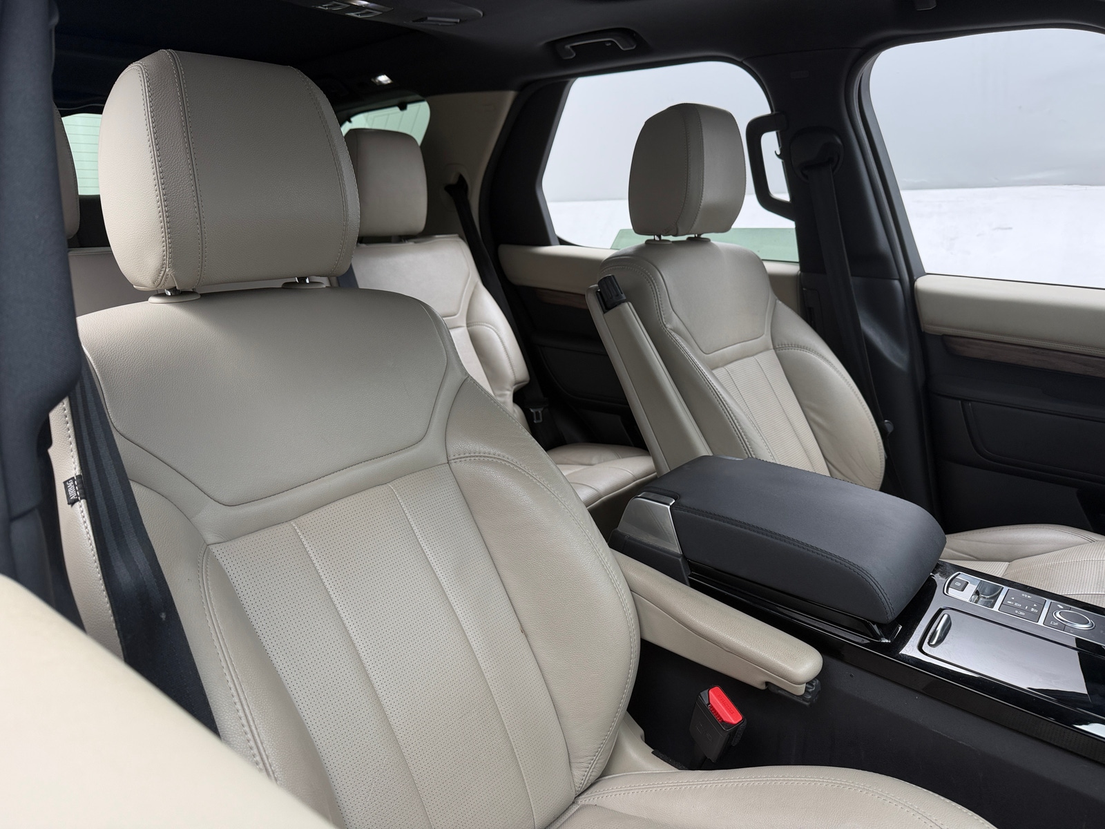 Thumbnail: 2020 Land Rover Discovery - 2