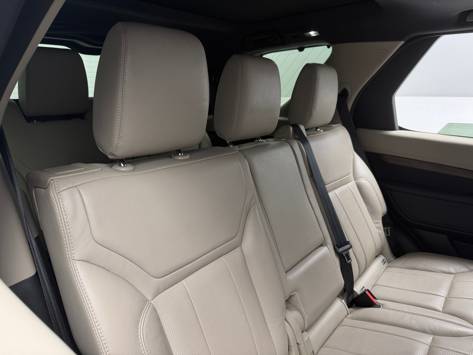 Thumbnail: 2020 Land Rover Discovery - 6
