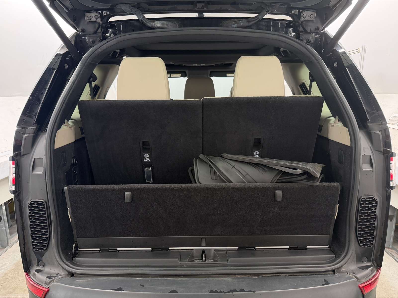 Thumbnail: 2020 Land Rover Discovery - 7