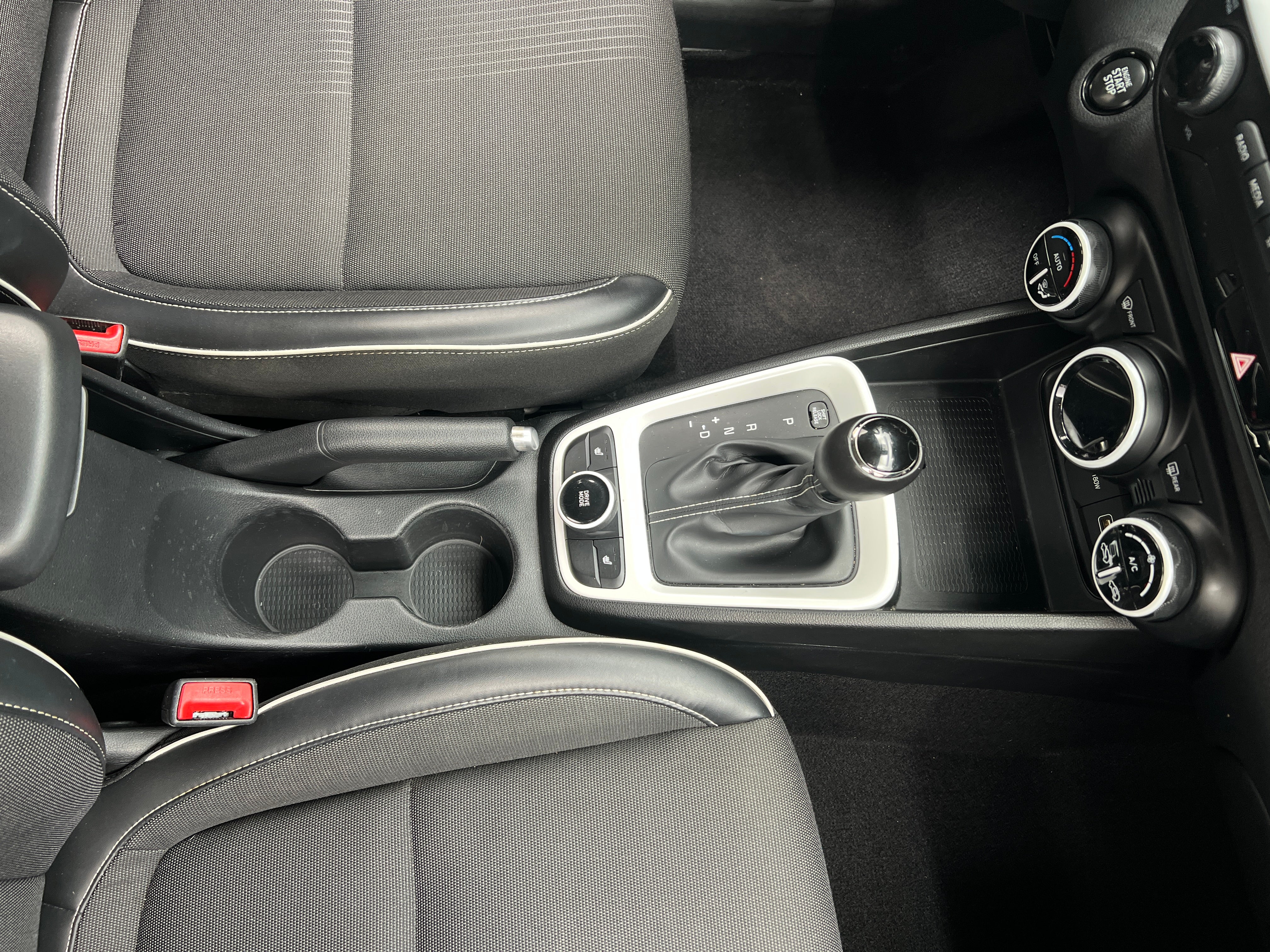 2022 Hyundai Venue Limited - Photo 5