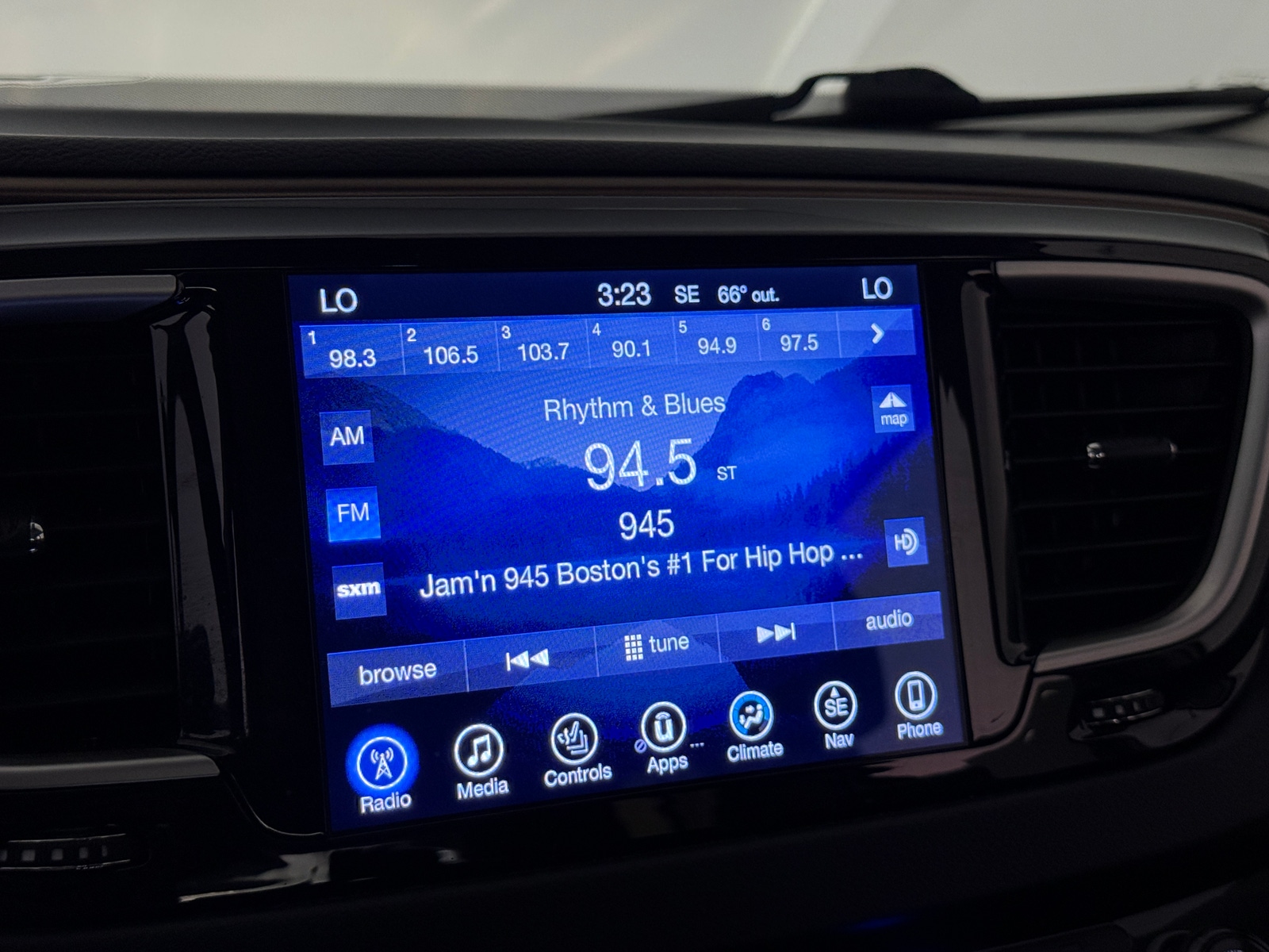 Thumbnail: 2017 Chrysler Pacifica - 3