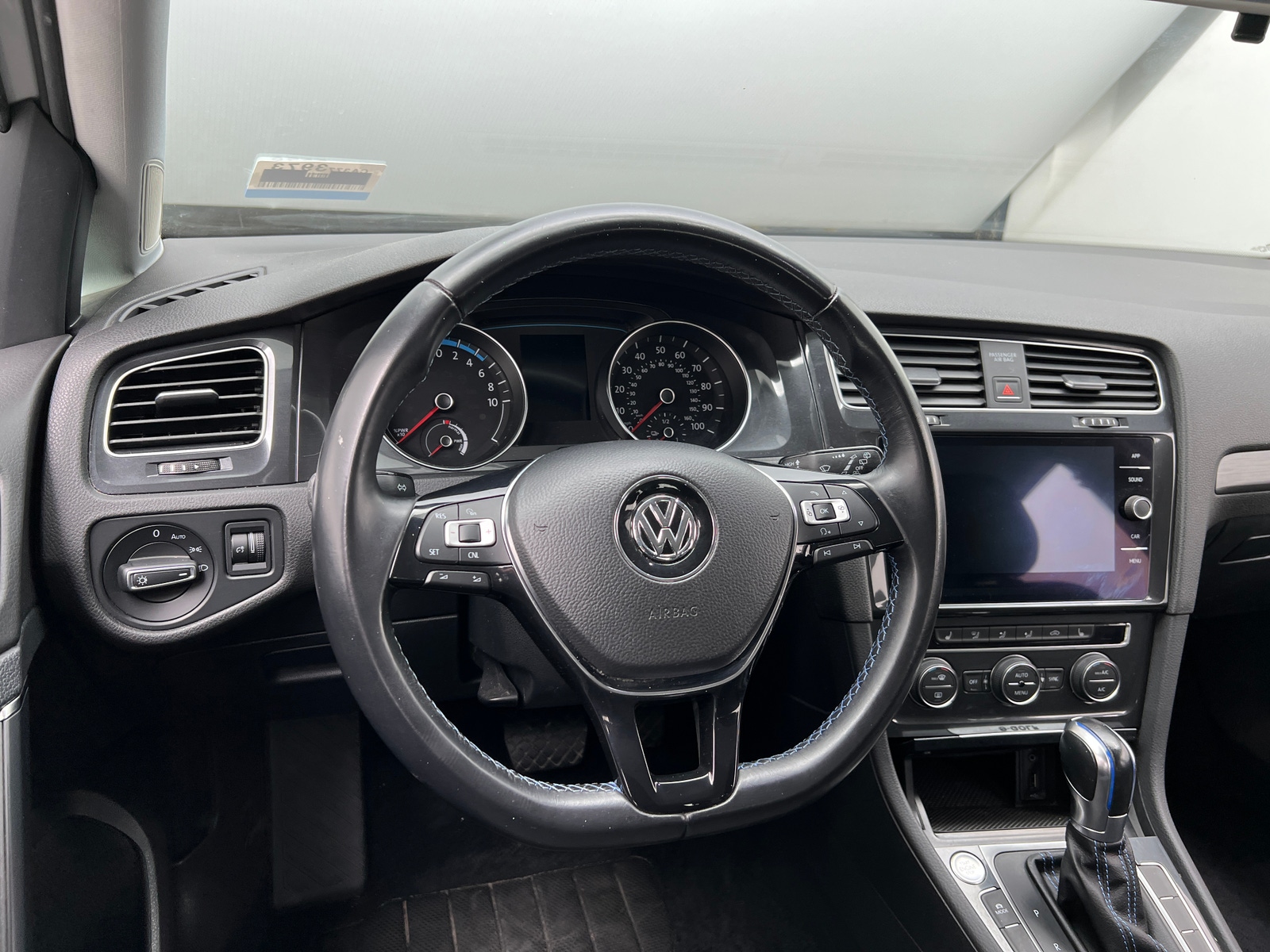 Thumbnail: 2017 Volkswagen e-Golf - 5