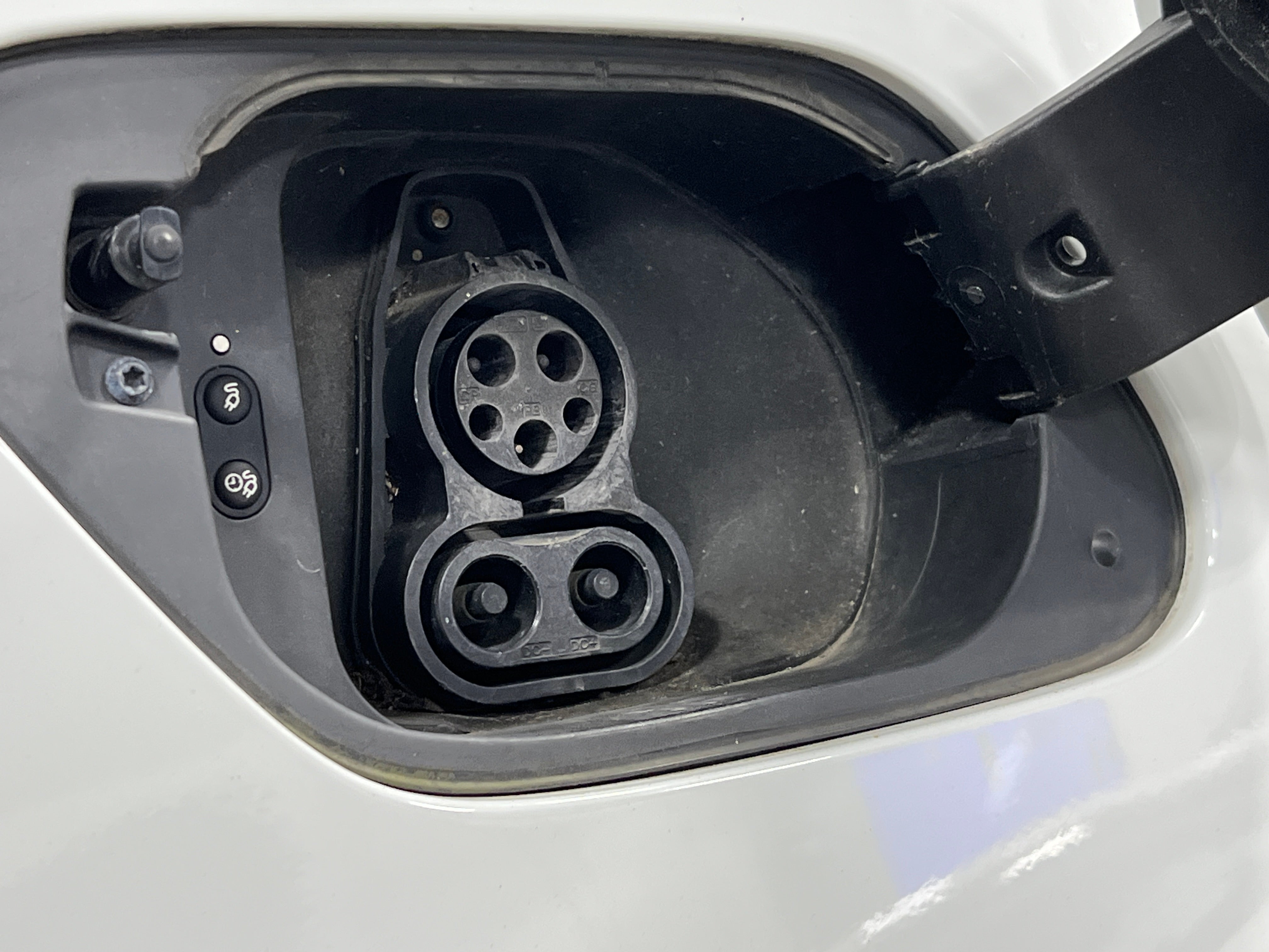 Used 2017 Volkswagen e-Golf e-Golf SE with VIN WVWKR7AU7HW954536 for sale in Pewaukee, WI