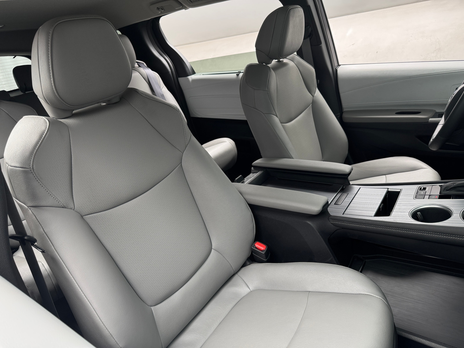 Thumbnail: 2025 Toyota Sienna - 2