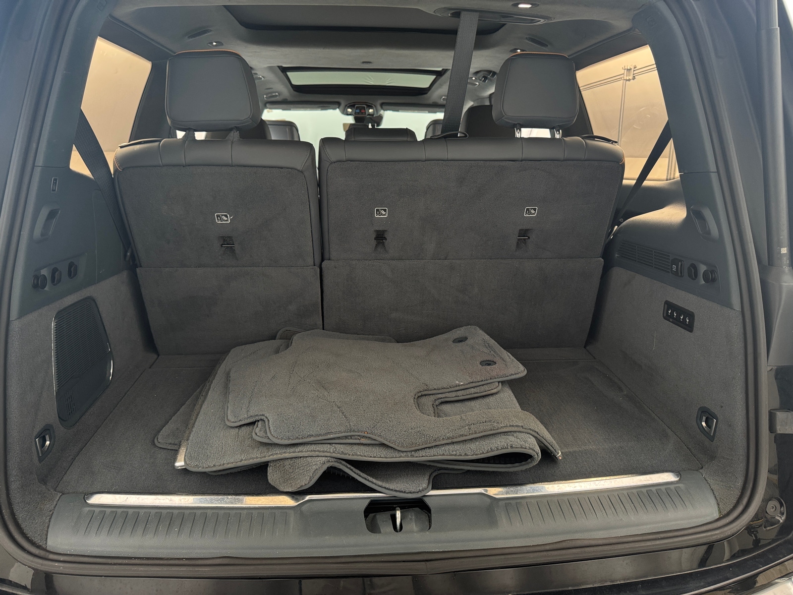 Thumbnail: 2022 Jeep Grand Wagoneer - 6