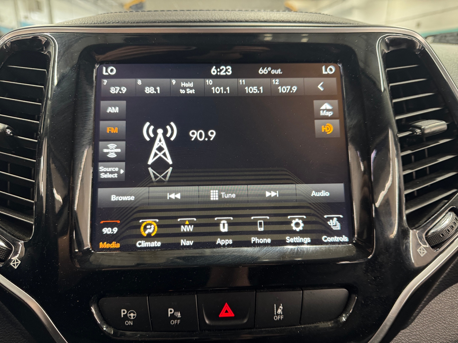 Thumbnail: 2019 Jeep Cherokee - 3
