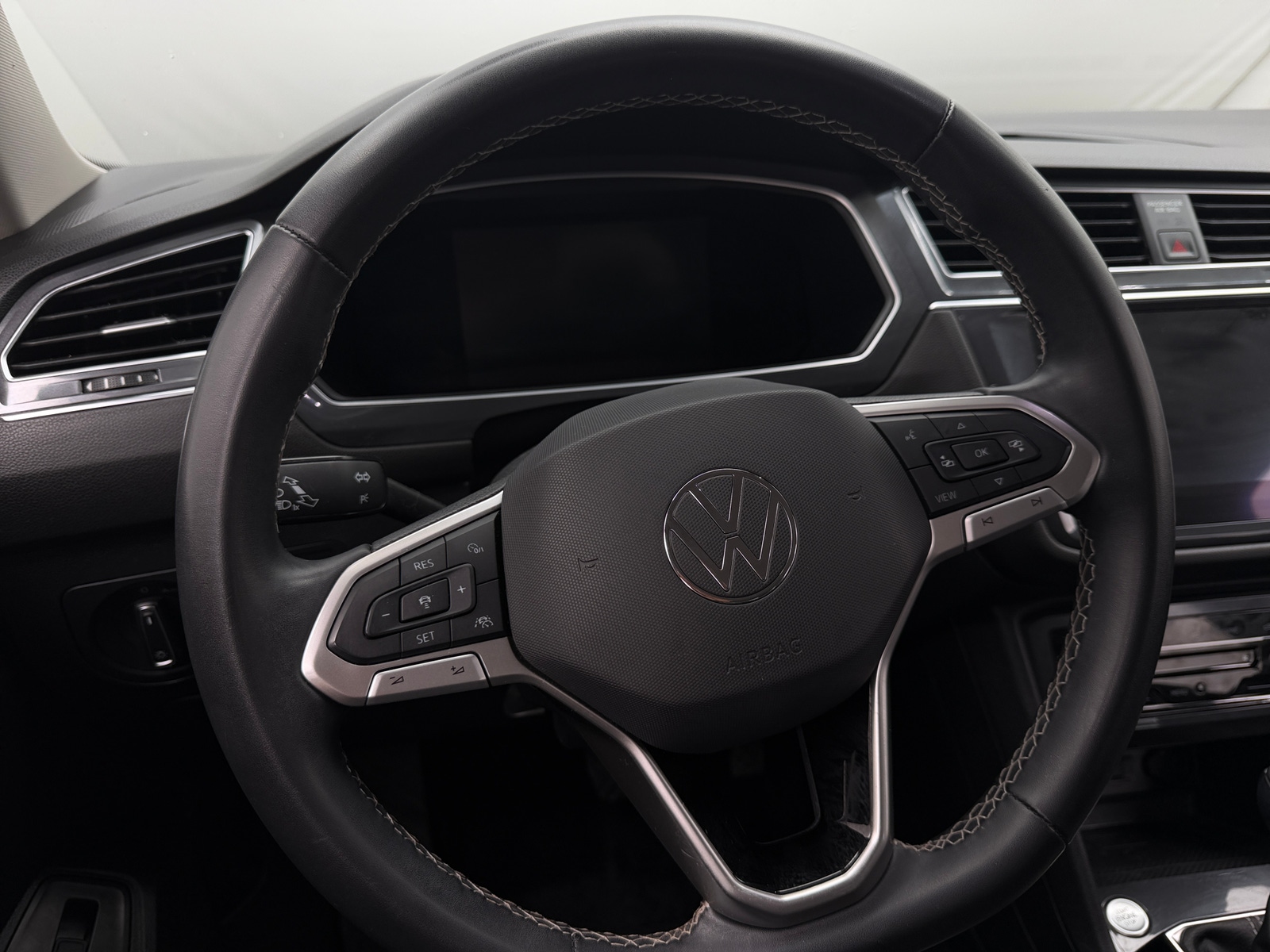 Thumbnail: 2022 Volkswagen Tiguan - 4