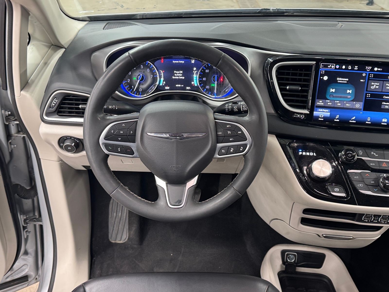 Thumbnail: 2023 Chrysler Pacifica - 4