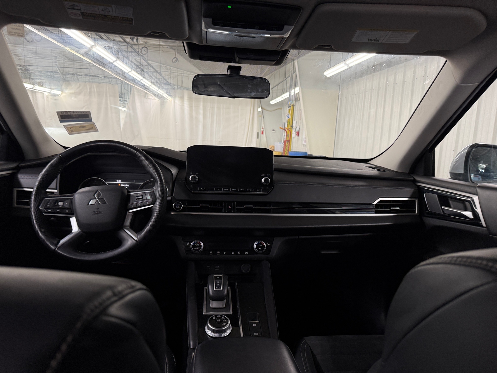 Thumbnail: 2023 Mitsubishi Outlander - 2