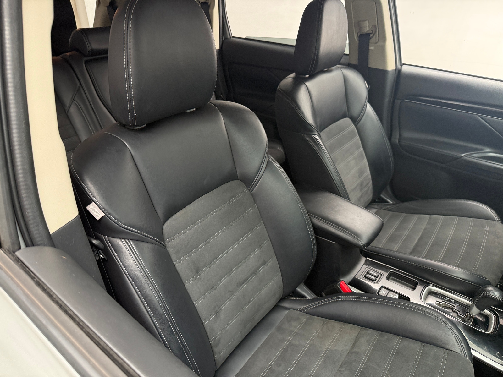 Thumbnail: 2020 Mitsubishi Outlander - 2