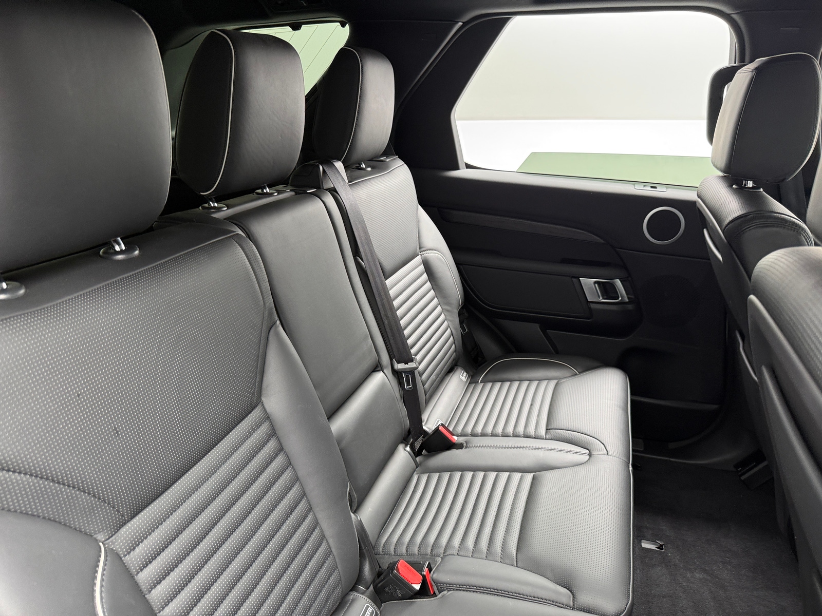 Thumbnail: 2019 Land Rover Discovery - 5