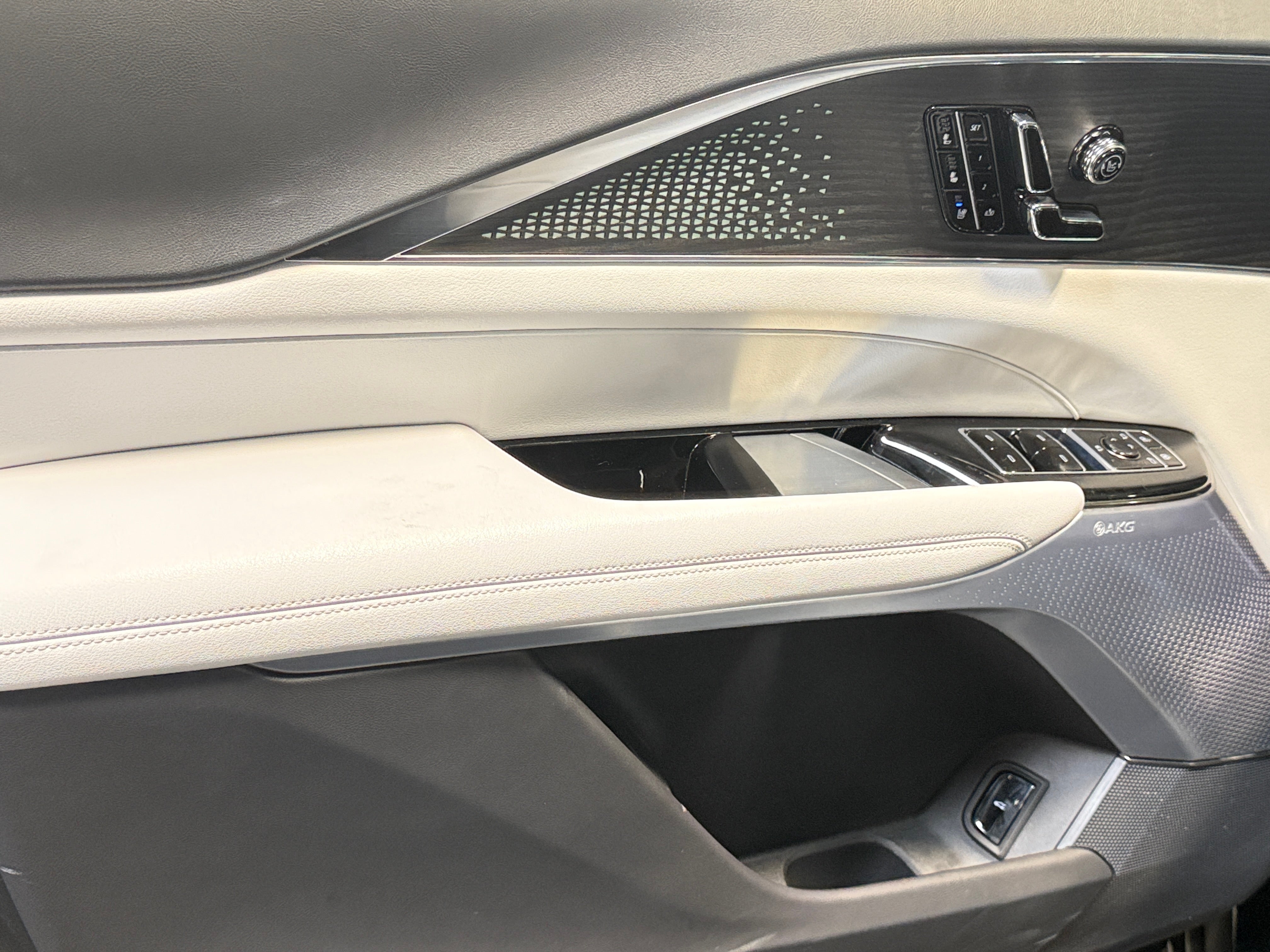 Used 2023 Cadillac LYRIQ Luxury with VIN 1GYKPPRL5PZ003132 for sale in Auburn, WA