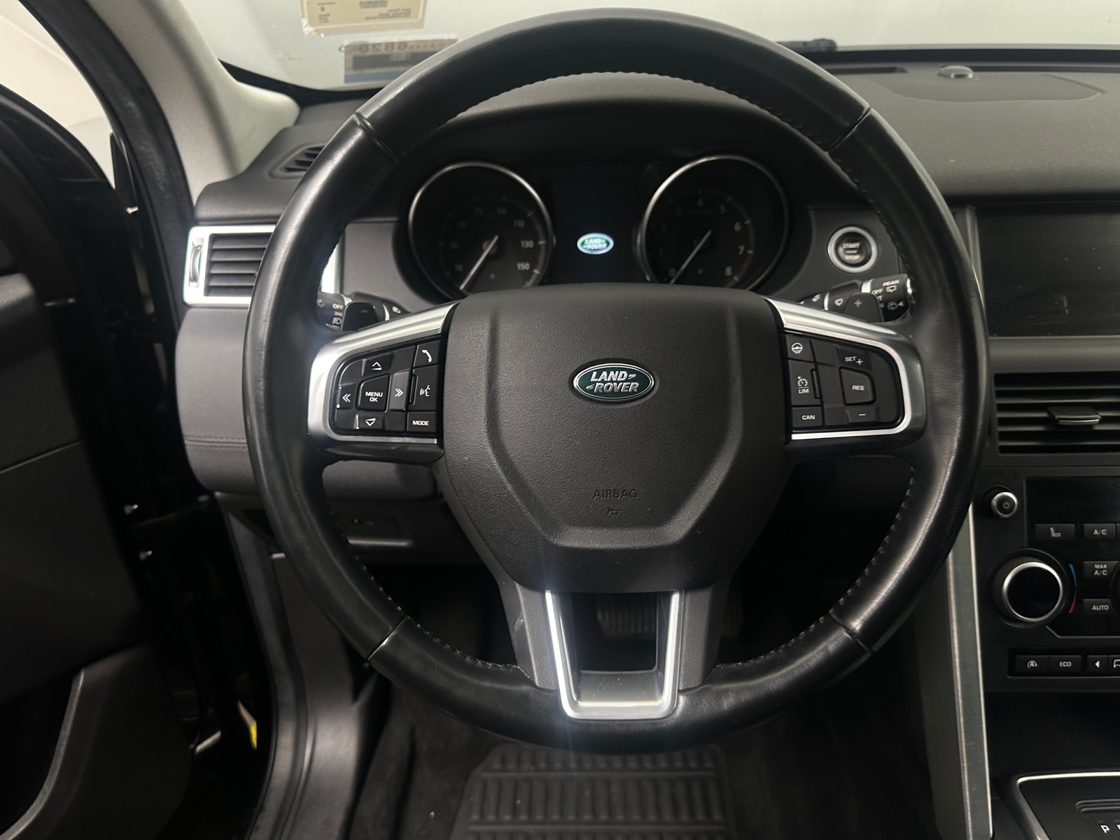 Thumbnail: 2017 Land Rover Discovery Sport - 4