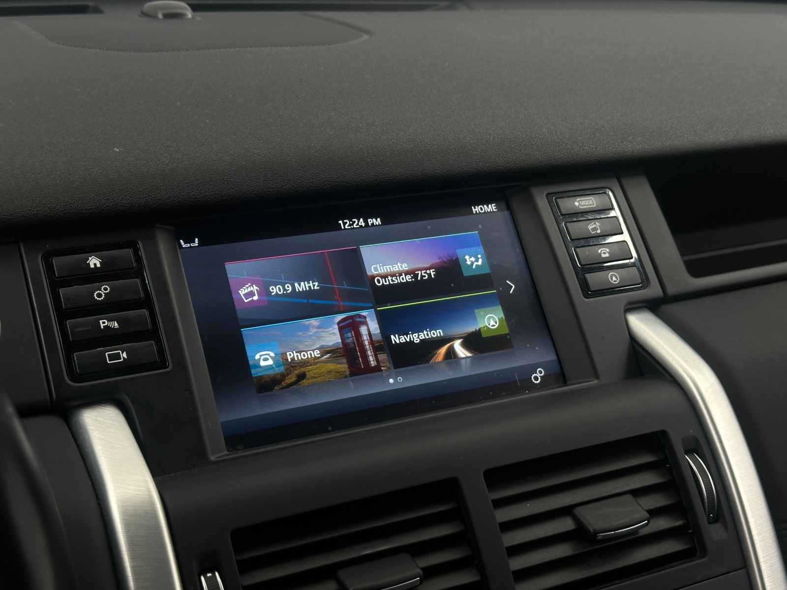 Thumbnail: 2017 Land Rover Discovery Sport - 3