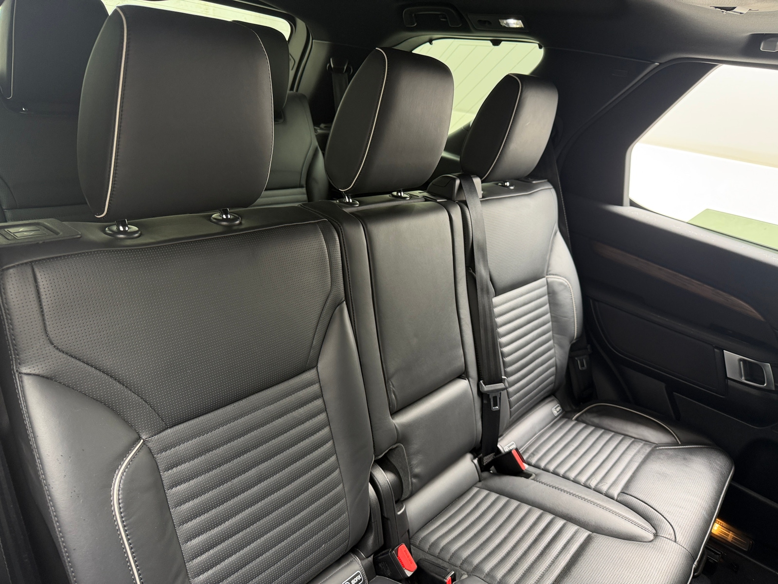 Thumbnail: 2020 Land Rover Discovery - 5