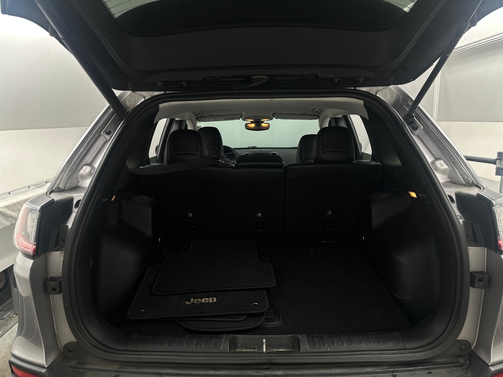 Thumbnail: 2019 Jeep Cherokee - 6
