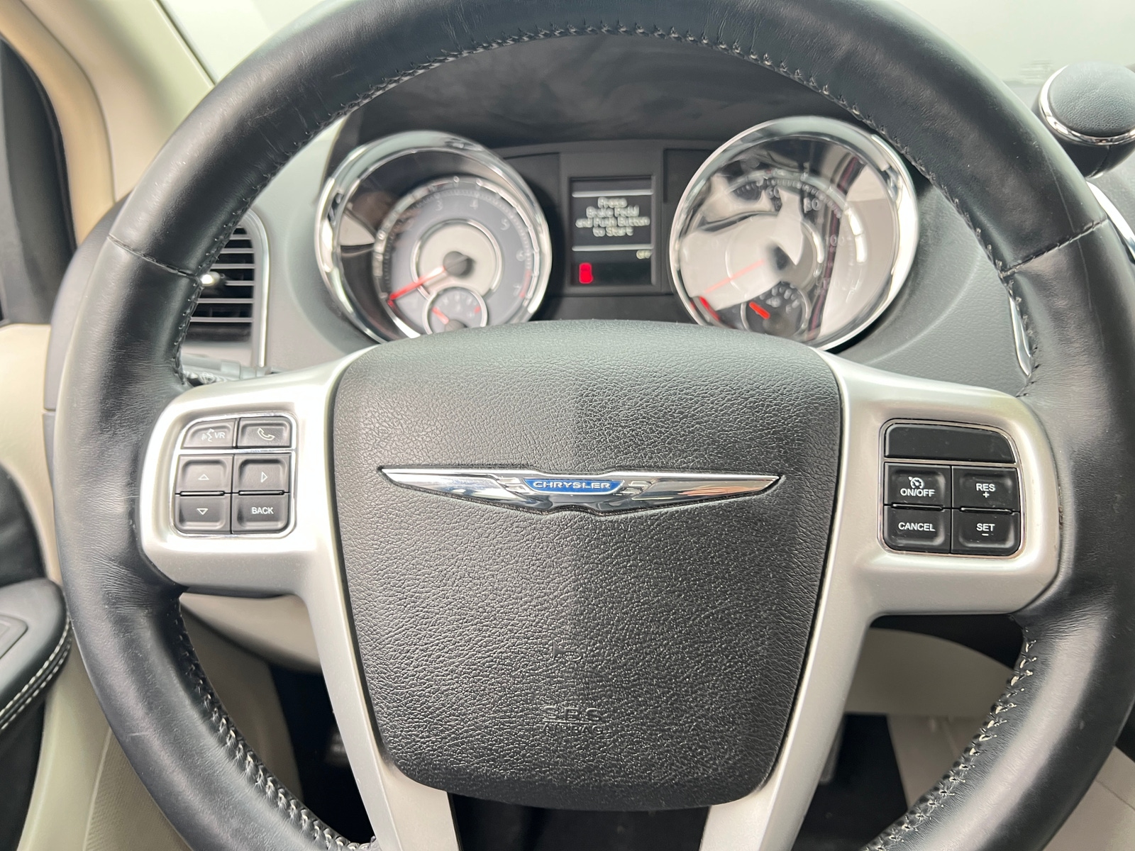 Thumbnail: 2016 Chrysler Town & Country - 4
