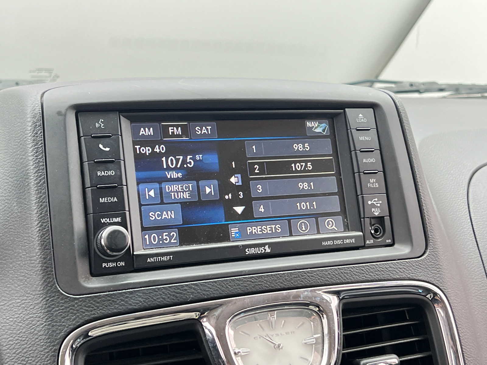Thumbnail: 2016 Chrysler Town & Country - 3