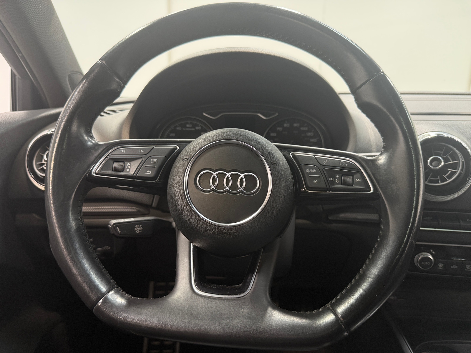 Thumbnail: 2017 Audi A3 e-tron - 4
