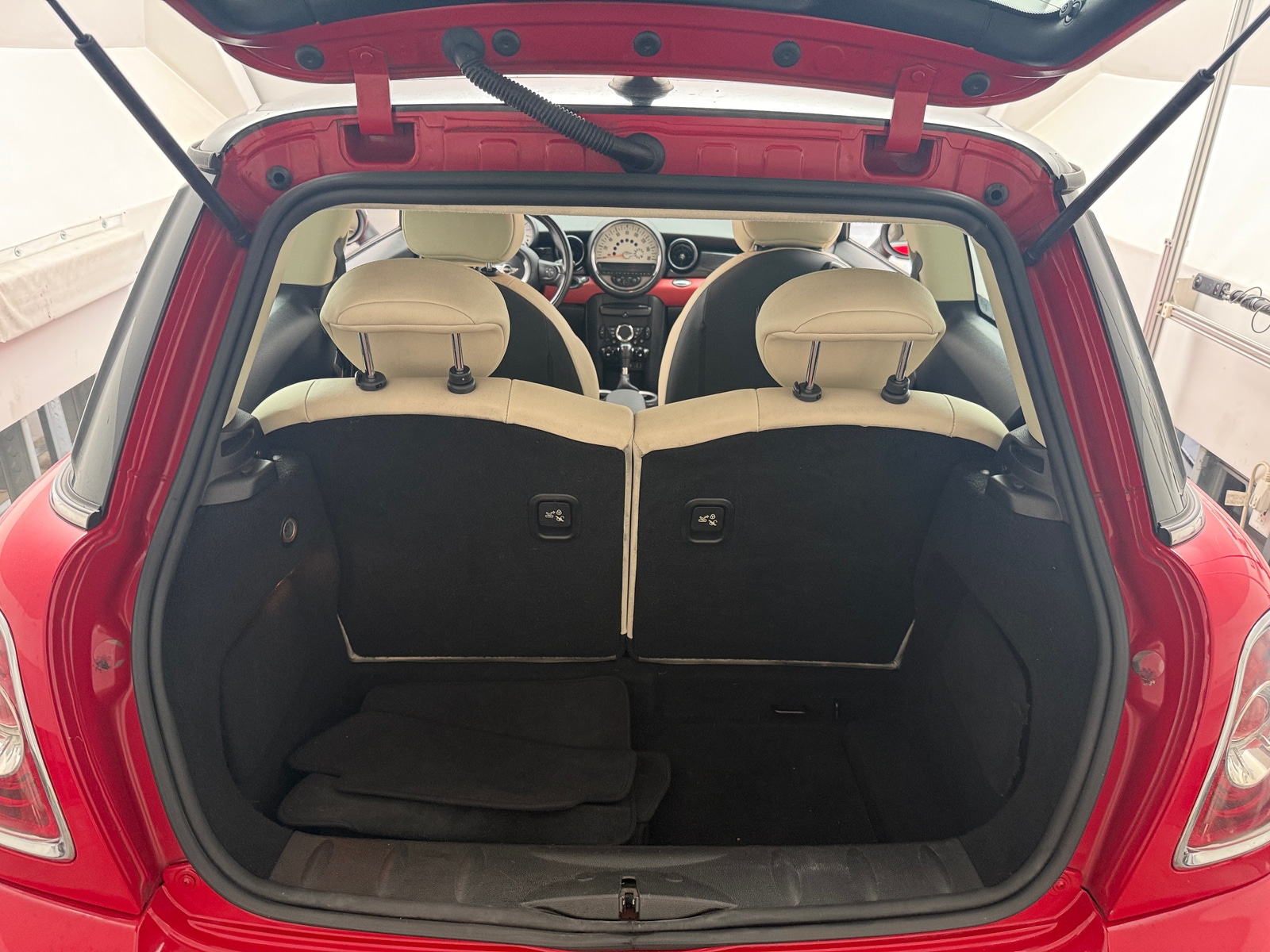 Thumbnail: 2011 MINI Cooper Hardtop - 6