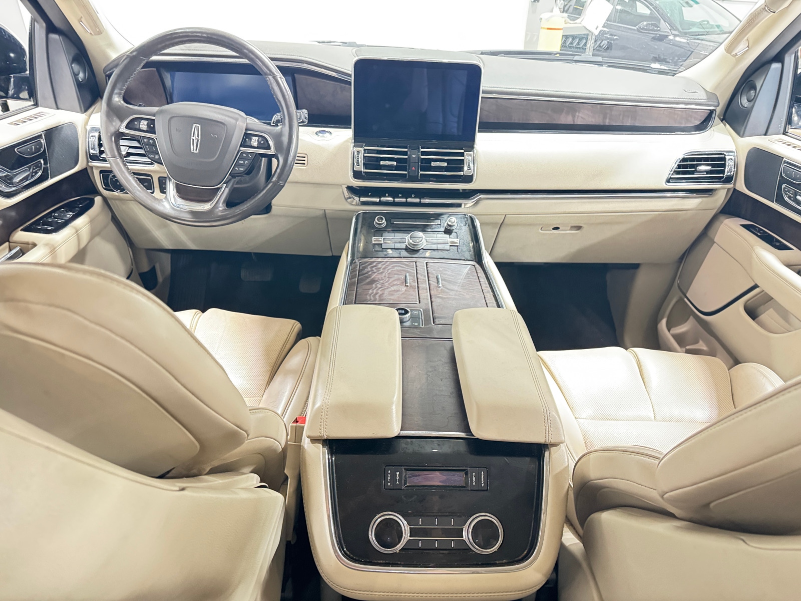 Thumbnail: 2019 Lincoln Navigator L - 2