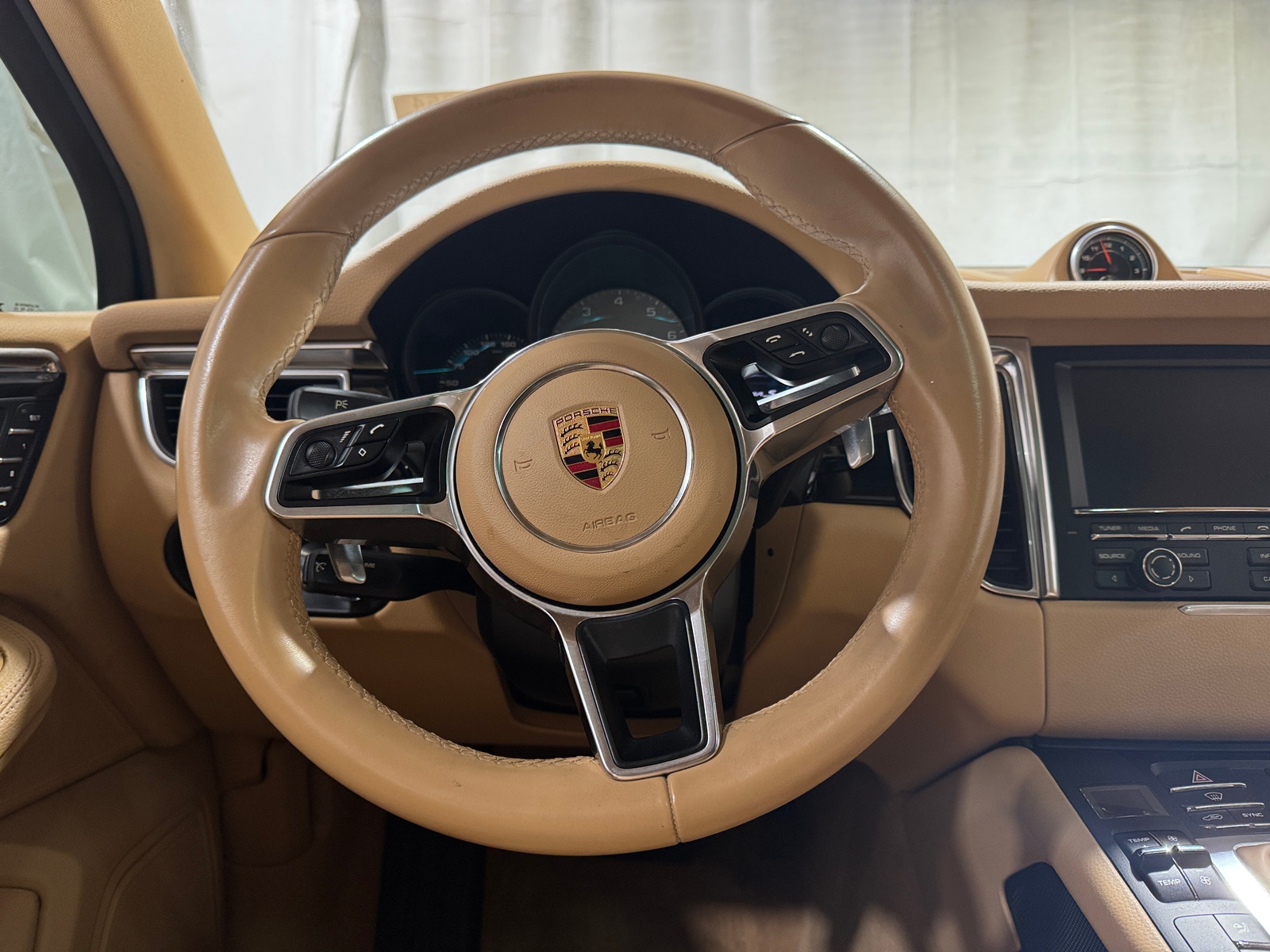 Thumbnail: 2016 Porsche Macan - 4