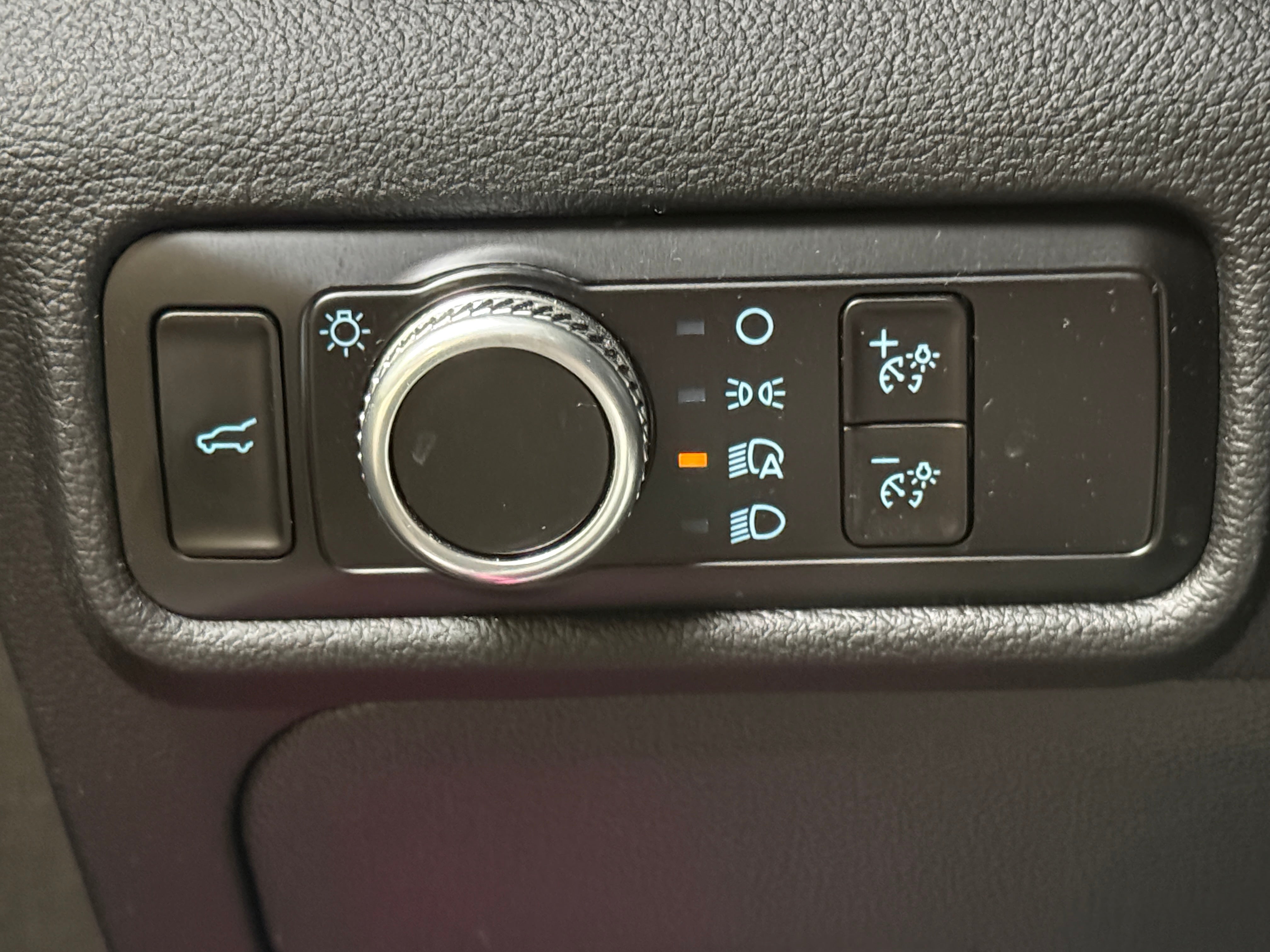 2023 Ford Explorer Base - Photo 3