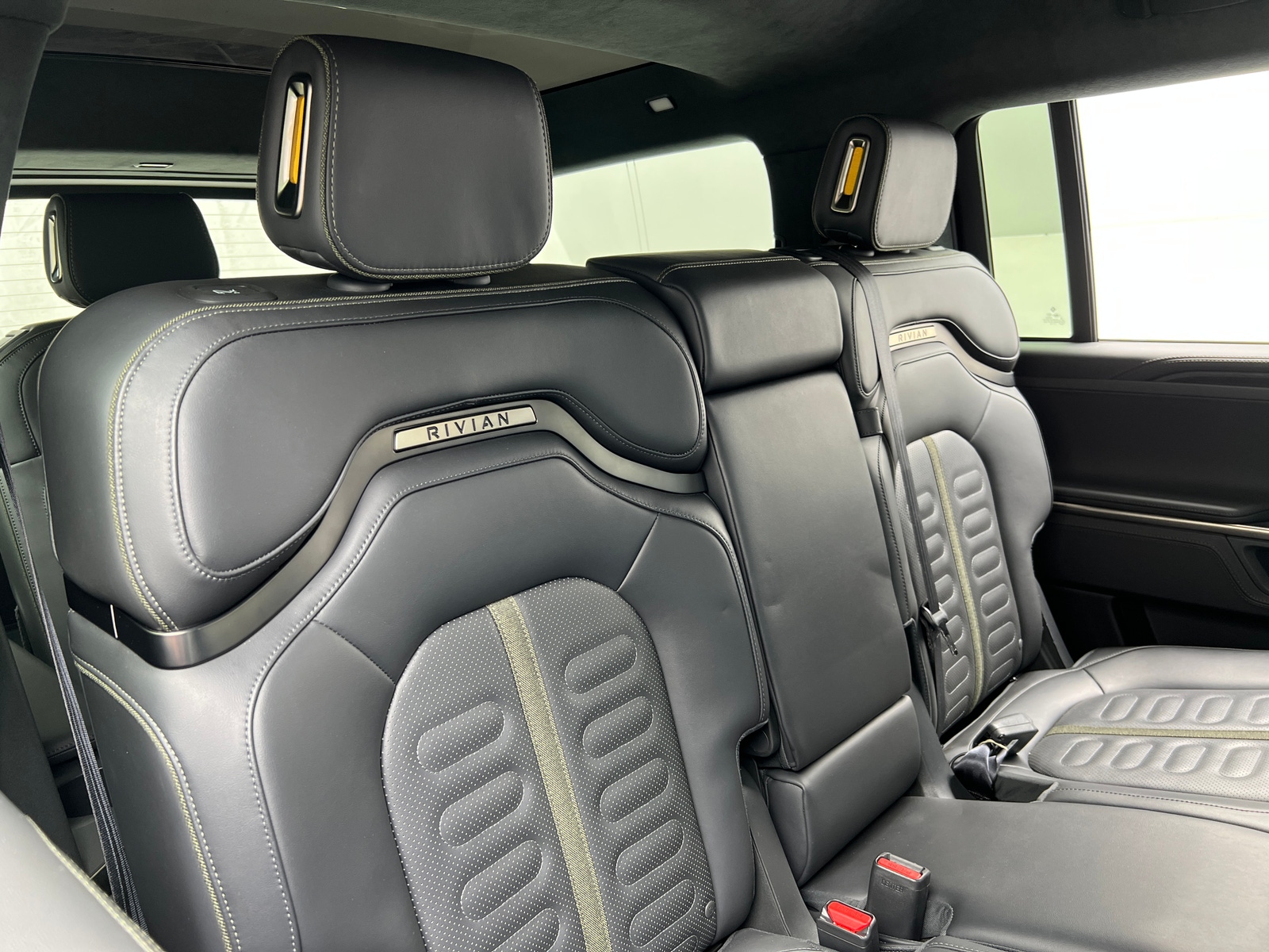 Thumbnail: 2025 Rivian R1S - 5