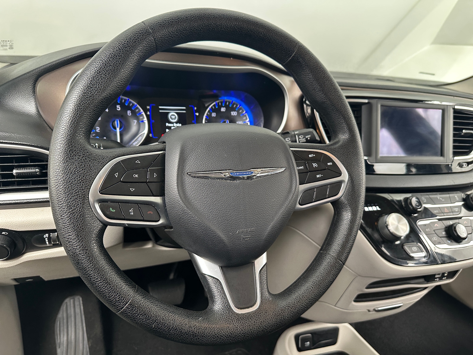 Thumbnail: 2020 Chrysler Voyager - 5