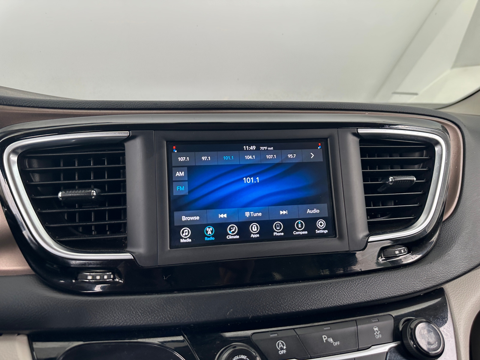Thumbnail: 2020 Chrysler Voyager - 4