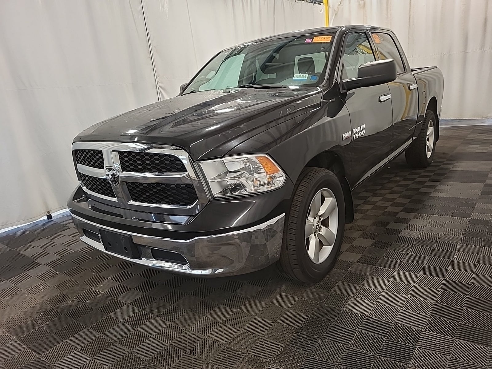 2016 Ram 1500 4WD Crew Cab 140.5" SLT