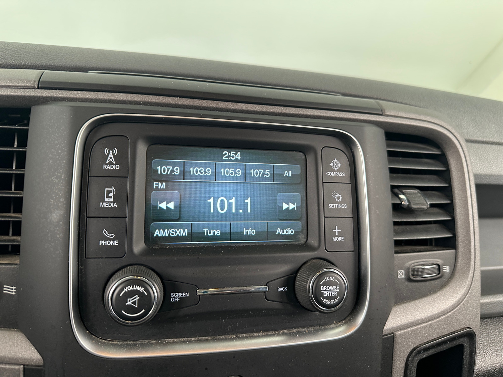 Thumbnail: 2019 RAM 1500 Classic - 3