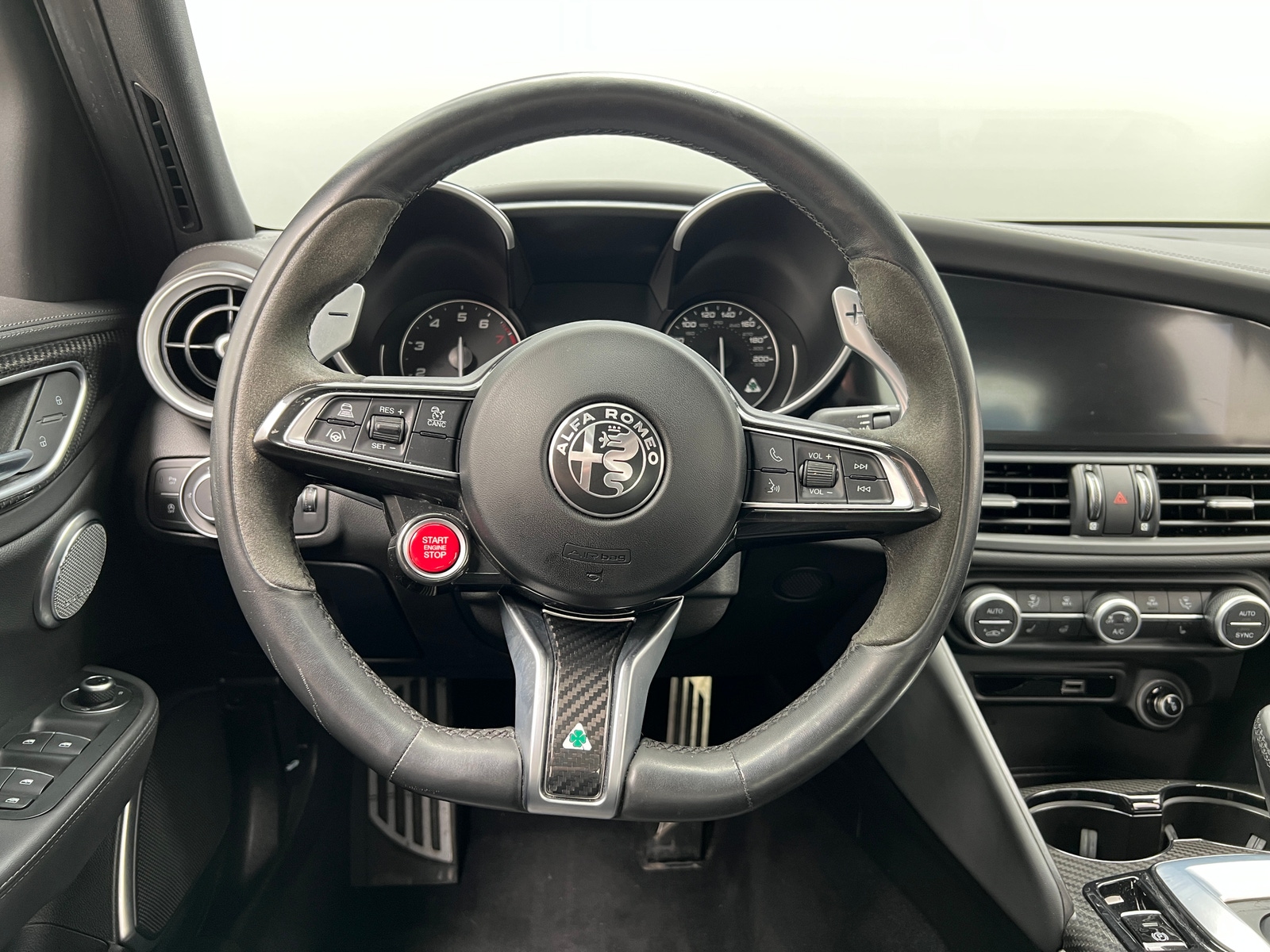 Thumbnail: 2022 Alfa Romeo Giulia - 4