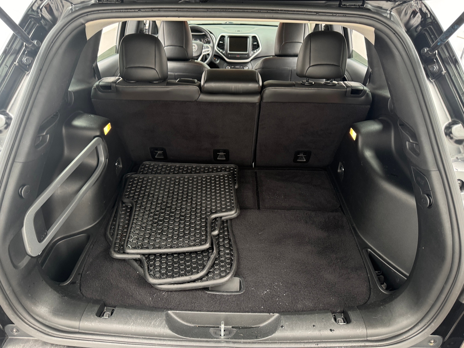 Thumbnail: 2018 Jeep Cherokee - 7