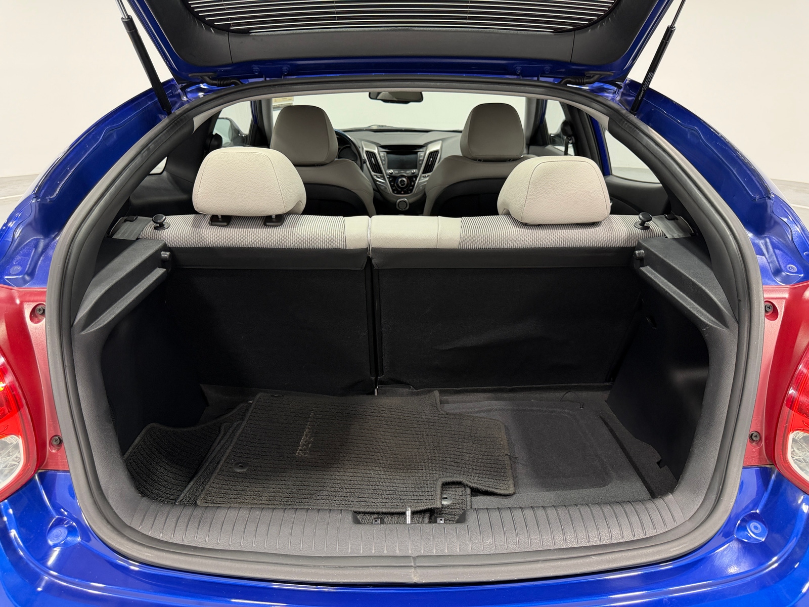 Thumbnail: 2012 Hyundai Veloster - 7